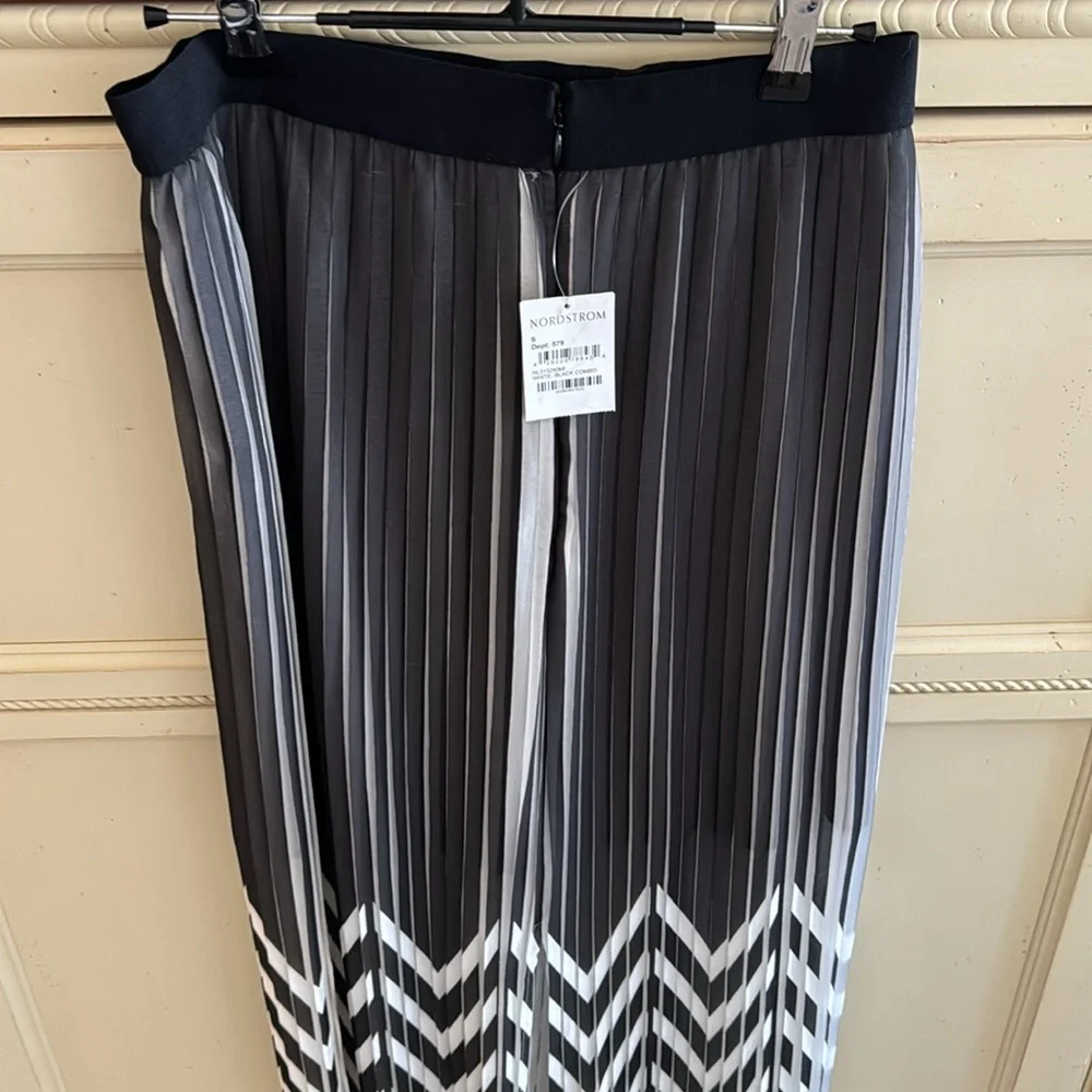 NWT Trouve pleated Zigzag Maxi Skirt - size S black/white - Picture 5 of 10